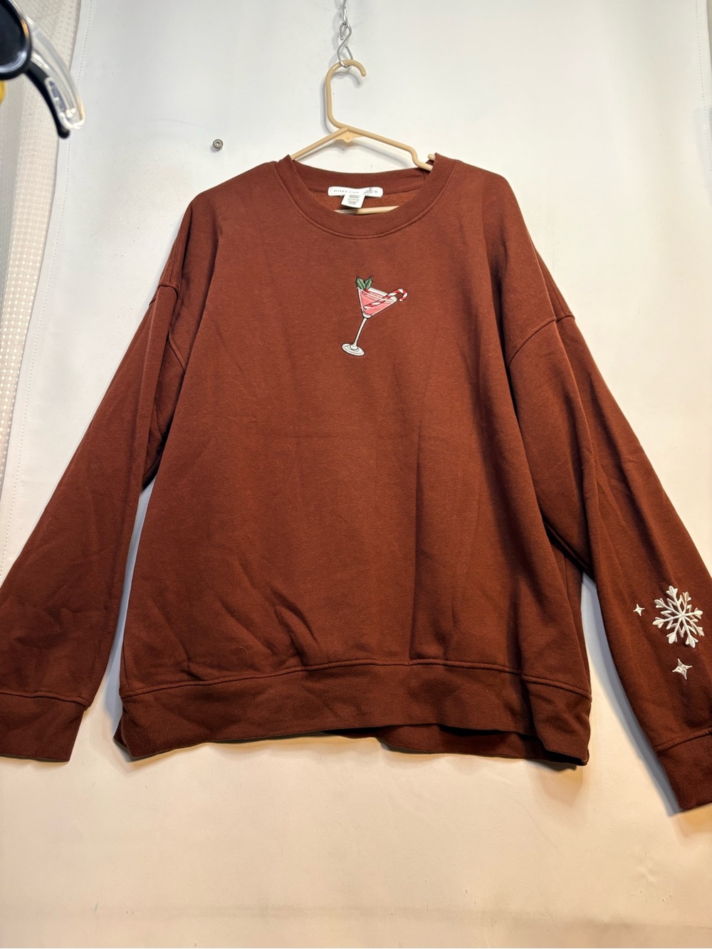 Brown Crewneck Sweatshirt with Cocktail Motif Christmas theme XL NWT